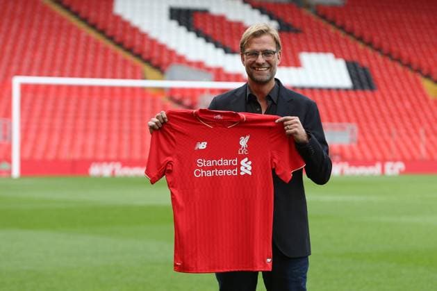 Aktuell Fußball, Jürgen Klopp - Präsentation als neuer Trainer des FC Liverpool Manager of Liverpool, Jurgen Klopp poses with a replica shirt - Jurgen Klopp press conference PK Pressekonferenz - Barclay s Premier League - Anfield - Liverpool - 09 10 2015 Pic Philip Oldham SportImage EDITORIAL USE ONLY. No use with unauthorised audio, video, data, fixture lists, club league logos or live services. Online in-match use limited to 120 images, no video emulation. No use in betting, games or single club league player publications.