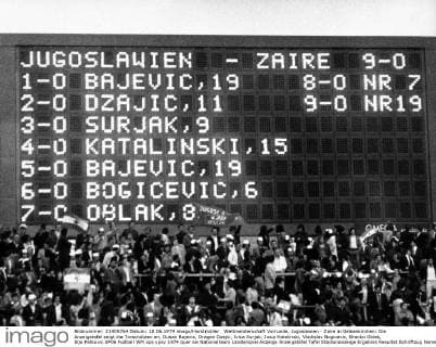 Weltmeisterschaft Vorrunde, Jugoslawien - Zaire in Gelsenkirchen: Die Anzeigetafel zeigt die Torschützen an, Dusan Bajevic, Dragan Dzajic, Ivica Surjak, Josip Katalinski, Vladislav Bogicevic, Branko Oblak, Ilija Petkovic