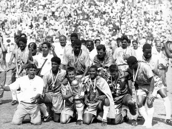 Brasilien ist Weltmeister, hi.v.li.: Betreuer, Mauro Silva, Torwart Gilmar, Ricardo Rocha, Paulo Sergio; vo.v.li.: Betreuer, Marcio Santos, Carlos Dunga mit dem WM Pokal, Viola, Torwart Zetti und Cafu