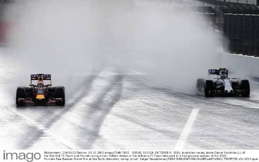 SOCHI, RUSSIA. OCTOBER 9, 2015. Australian racing driver Daniel Ricciardo (L) of the Red Bull F1 Team and Finnish racing driver Valtteri Bottas of the Williams F1 Team take part in a free practice session of the 2015 Formula One Russian Grand Prix at the Sochi Autodrom racing circuit. Sergei Savostyanov TASS  TS00F75D