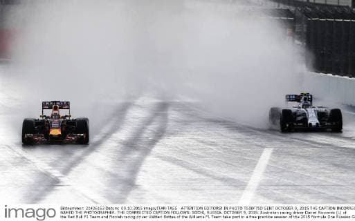 ATTENTION EDITORS! IN PHOTO TS00F75D SENT OCTOBER 9, 2015 THE CAPTION INCORRECTLY NAMED THE PHOTOGRAPHER. THE CORRRECTED CAPTION FOLLOWS: SOCHI, RUSSIA. OCTOBER 9, 2015. Australian racing driver Daniel Ricciardo (L) of the Red Bull F1 Team and Finnish racing driver Valtteri Bottas of the Williams F1 Team take part in a free practice session of the 2015 Formula One Russian Grand Prix at the Sochi Autodrom racing circuit. Mikhail Japaridze TASS WE REGRET ANY INCONVENIENCE!  X0000BA7