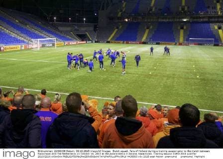 Dutch squad , fans of Holland during a training session prior to the match between Kazachstan and The Netherlands on October 10, 2015 at the Astana Arena in Astana, Kazachstan. Training session EURO 2016 qualifier 2015 2016 xVIxxIVx 4436505