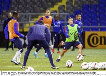 (L-R) Eljero Elia of Holland, assistant trainer Ruud van Nistelrooij of Holland, Jeffrey Bruma of Holland, Vurnon Anita of Holland, Wesley Sneijder of Holland, Memphis Depay of Holland during a training session prior to the match between Kazachstan and The Netherlands on October 10, 2015 at the Astana Arena in Astana, Kazachstan. Training session EURO 2016 qualifier 2015 2016 xVIxxIVx 4436552