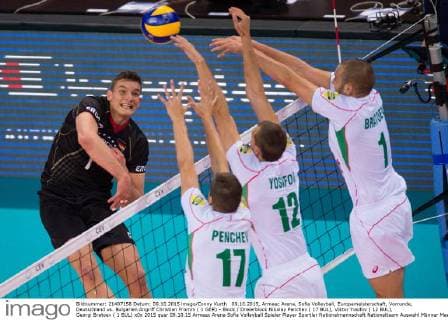 09.10.2015, Armeec Arena, Sofia Volleyball, Europameisterschaft, Vorrunde, Deutschland vs. Bulgarien Angriff Christian Fromm ( 1 GER) - Block Dreierblock Nikolay Penchev ( 17 BUL), Viktor Yosifov ( 12 BUL), Georgi Bratoev ( 1 BUL)