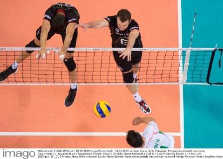 09.10.2015, Armeec Arena, Sofia Volleyball, Europameisterschaft, Vorrunde, Deutschland vs. Bulgarien Block Doppelblock Michael Andrei ( 18 GER), Denys Kaliberda ( 6 GER) - Angriff Vladimir Nikolov ( 11 BUL)