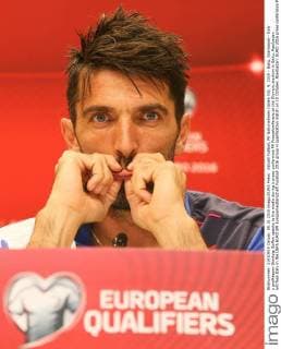 Aktuell Fußball, PK Nationalteam Italien Oct. 9, 2015 - Baku, Azerbaijan - Italy s goalkeeper Gianluigi Buffon speaks to the media during a press conference PK Pressekonferenz at the Olympic stadium in Baku. Azerbaijan will face Italy in the UEFA EURO EM Europameisterschaft Fussball 2016 group H qualification match on 10 October. Azerbaijan: EURO 2016 press conferance - ZUMAp133
