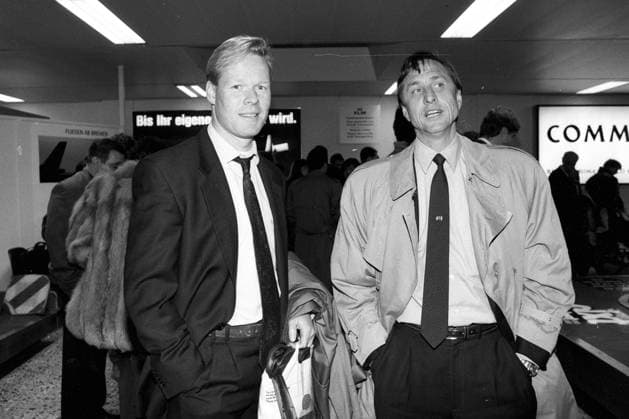 Ronald Koeman und Trainer Johan Cruijff (beide FC Barcelona) bei der Ankunft in Bremen