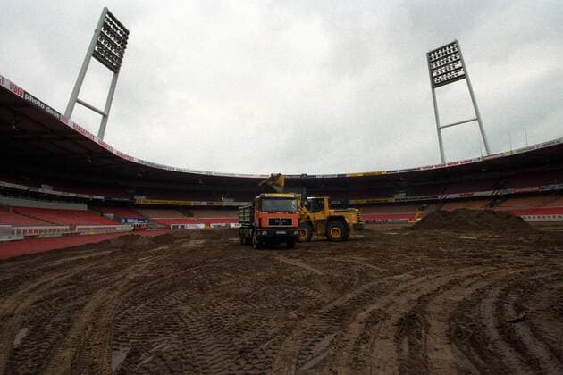 Das Bremer Weserstadion, Heimspielstätte des SV Werder Bremen, bekommt 1998 eine Rasenheizung