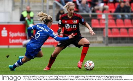 v.li.: Elise Kellond-Knight (Potsdam, 6) rutscht aus, Sharon Beck (Leverkusen, 14) am Ball, Fussball, Allianz Frauen-Bundesliga, Bayer 04 Leverkusen - 1. FFC Turbine Potsdam, xozx