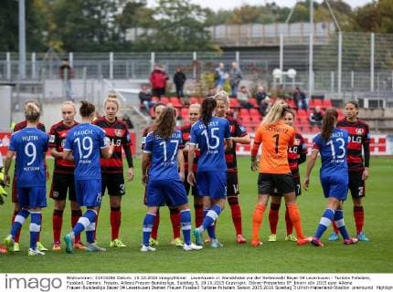 Leverkusen vl. Handshake vor der Seitenwahl Bayer 04 Leverkusen - Turbine Potsdam, Fussball, Damen, Frauen, Allianz Frauen-Bundesliga, Spieltag 5, 10.10.2015 Copyright: Eibner-Pressefoto EP_bhorn