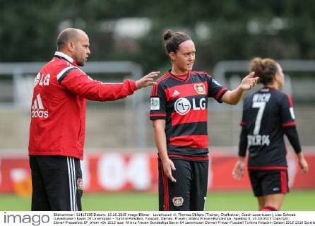 Leverkusen vl. Thomas Obliers (Trainer, Cheftrainer, Coach Leverkusen), Lisa Schwab (Leverkusen) Bayer 04 Leverkusen - Turbine Potsdam, Fussball, Damen, Frauen, Allianz Frauen-Bundesliga, Spieltag 5, 10.10.2015 Copyright: Eibner-Pressefoto EP_bhorn