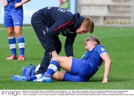 v.li.: Tabea Kemme (Potsdam, 21) liegt verletzt am Boden und muss ausgewecshselt werden, mit Schmerzen nach einem Foul, racked with pain, Fussball, Allianz Frauen-Bundesliga, Bayer 04 Leverkusen - 1. FFC Turbine Potsdam, xozx