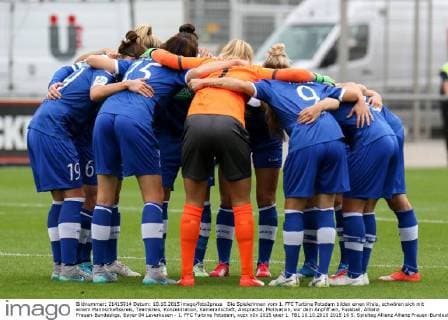 Die Spielerinnen vom 1. FFC Turbine Potsdam bilden einen Kreis, schwören sich mit einem Mannschaftskreis, Teamkreis, Konzentration, Kameradschaft, Ansprache, Motivation, vor dem Anpfiff ein, Fussball, Allianz Frauen-Bundesliga, Bayer 04 Leverkusen - 1. FFC Turbine Potsdam, xozx