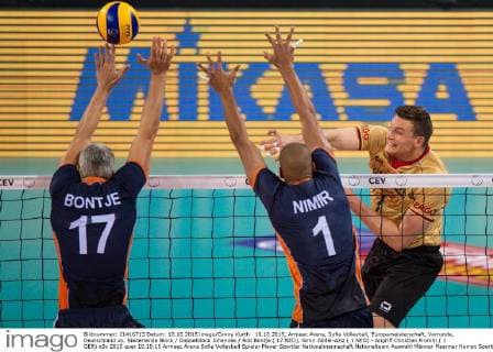 10.10.2015, Armeec Arena, Sofia Volleyball, Europameisterschaft, Vorrunde, Deutschland vs. Niederlande Block Doppelblock Johannes Rob Bontje ( 17 NED), Nimir Abdel-Aziz ( 1 NED) - Angriff Christian Fromm ( 1 GER)