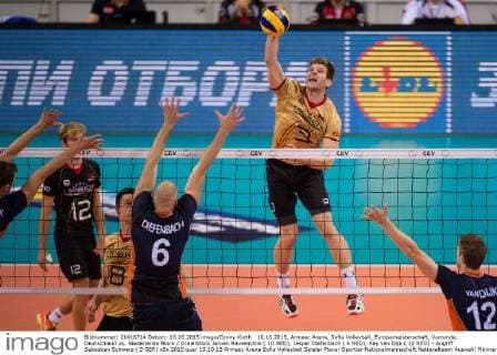 10.10.2015, Armeec Arena, Sofia Volleyball, Europameisterschaft, Vorrunde, Deutschland vs. Niederlande Block Dreierblock Jeroen Rauwerdink ( 10 NED), Jasper Diefenbach ( 6 NED), Kay van Dijk ( 12 NED) - Angriff Sebastian Schwarz ( 3 GER)