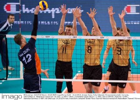 10.10.2015, Armeec Arena, Sofia Volleyball, Europameisterschaft, Vorrunde, Deutschland vs. Niederlande Angriff Kay van Dijk ( 12 NED) - Block Dreierblock Lukas Kampa ( 11 GER), Marcus Böhme Boehme ( 8 GER), Sebastian Schwarz ( 3 GER)