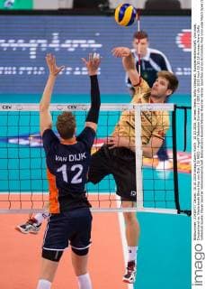 10.10.2015, Armeec Arena, Sofia Volleyball, Europameisterschaft, Vorrunde, Deutschland vs. Niederlande Block Kay van Dijk ( 12 NED) - Angriff Sebastian Schwarz ( 3 GER)