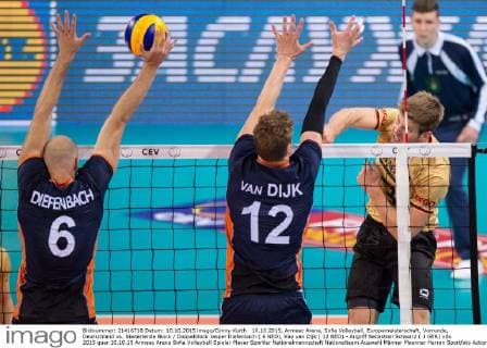 10.10.2015, Armeec Arena, Sofia Volleyball, Europameisterschaft, Vorrunde, Deutschland vs. Niederlande Block Doppelblock Jasper Diefenbach ( 6 NED), Kay van Dijk ( 12 NED) - Angriff Sebastian Schwarz ( 3 GER)