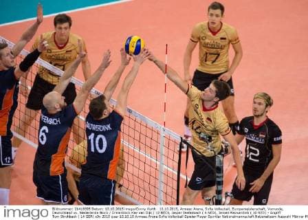 10.10.2015, Armeec Arena, Sofia Volleyball, Europameisterschaft, Vorrunde, Deutschland vs. Niederlande Block Dreierblock Kay van Dijk ( 12 NED), Jasper Diefenbach ( 6 NED), Jeroen Rauwerdink ( 10 NED) - Angriff Tom Strohbach ( 14 GER)