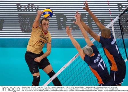 10.10.2015, Armeec Arena, Sofia Volleyball, Europameisterschaft, Vorrunde, Deutschland vs. Niederlande Angriff Dirk Westphal ( 7 GER) - Block Doppelblock Johannes Rob Bontje ( 17 NED), Nimir Abdel-Aziz ( 1 NED)