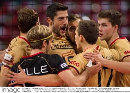 10.10.2015, Armeec Arena, Sofia Volleyball, Europameisterschaft, Vorrunde, Deutschland vs. Niederlande Jubel Ferdinand Tille ( 12 GER), Dirk Westphal ( 7 GER), Michael Andrei ( 18 GER), Tim Broshog ( 15 GER), Jan Zimmermann ( 17 GER), Tom Strohbach ( 14 GER)