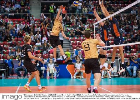 10.10.2015, Armeec Arena, Sofia Volleyball, Europameisterschaft, Vorrunde, Deutschland vs. Niederlande Angriff Tom Strohbach ( 14 GER) - Block Doppelblock Yannick van Harskamp ( 2 NED), Bas van Bemmelen ( 8 NED)