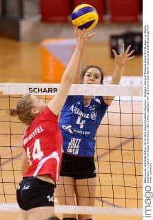 Stuttgart Volleyball Testspiel Allianz MTV Stuttgart vs. Asterix Kieldrecht, v.l. Celine van Gestel (Kieldrecht), Valerie Nicol (Stuttgart)