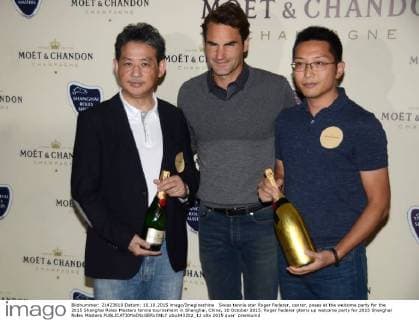 Swiss tennis star Roger Federer, center, poses at the welcome party for the 2015 Shanghai Rolex Masters tennis tournament in Shanghai, China, 10 October 2015. Roger Federer glams up welcome party for 2015 Shanghai Rolex Masters  pbu343202_12