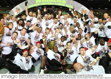 Berlin Die Spieler des 1. FFC Braunschweig bejubeln ihre Titelverteidigung , German Bowl XXXVII, Schwaebisch Hall Unicorns vs. 1. FFC Braunschweig, American Football, 10.10.2015, Copyright: Hundt xEibner-Pressefoto EP_mht