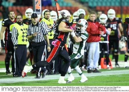 Berlin TE WR Evan Landi ( 5, 1. FFC Braunschweig) versucht sich aus dem Zugriff von DB Cody Pastorino ( 6, Schwaebisch Hall Unicorns) zu befreien , German Bowl XXXVII, Schwaebisch Hall Unicorns vs. 1. FFC Braunschweig, American Football, 10.10.2015, Copyright: Hundt xEibner-Pressefoto EP_mht