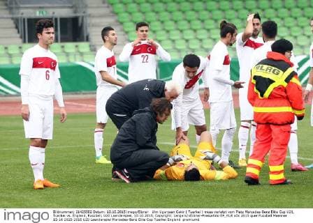 Ulm Ugurcaan Cakir ( Tuerkei ) muss verletzt vom Platz Mercedes-Benz Elite Cup U20, Tuerkei vs. England, Fussball, U20 Laenderspiel, 10.10.2015, Copyright: Langerx xEibner-Pressefoto EP_HLR