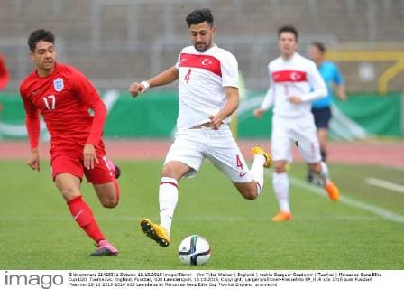 Ulm Tyler Walker ( England ) rechts Oezguer Oezdemir ( Tuerkei ) Mercedes-Benz Elite Cup U20, Tuerkei vs. England, Fussball, U20 Laenderspiel, 10.10.2015, Copyright: Langerx xEibner-Pressefoto EP_HLR