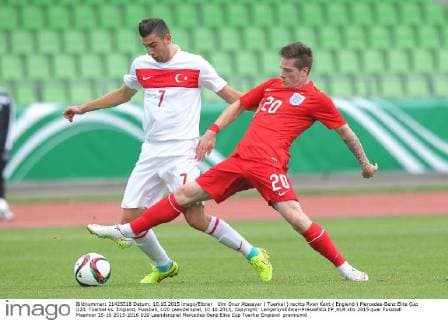 Ulm Onur Atasayar ( Tuerkei ) rechts Ryan Kent ( England ) Mercedes-Benz Elite Cup U20, Tuerkei vs. England, Fussball, U20 Laenderspiel, 10.10.2015, Copyright: Langerx xEibner-Pressefoto EP_HLR