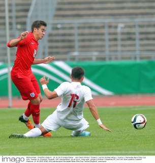 Ulm Harry Winks ( England ) rechts Kubilay Aktas ( Tuerkei ) Mercedes-Benz Elite Cup U20, Tuerkei vs. England, Fussball, U20 Laenderspiel, 10.10.2015, Copyright: Langerx xEibner-Pressefoto EP_HLR