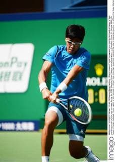 Chung Hyeon of South Korea returns a shot to Go Soeda of Japan in their qualifying match of the men s singles during the 2015 Shanghai Rolex Masters tennis tournament in Shanghai, China, 11 October 2015. Go Soeda of Japan defeated Chung Hyeon of South Korea 2-1(0-6 7-5 6-3) in their qualifying match of the men s singles during the 2015 Shanghai Rolex Masters tennis tournament in Shanghai, China, on Sunday (11 October 2015). Go Soeda defeats Chung Hyeon at Shanghai Rolex Masters  20151011_30528