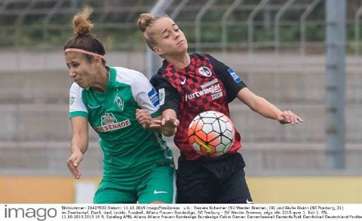v.li.: Daniela Schacher (SV Werder Bremen, 19) und Giulia Gwinn (SC Freiburg, 21) im Zweikampf, Duell, duel, tackle, Fussball, Allianz Frauen-Bundesliga, SC Freiburg - SV Werder Bremen, xdgx