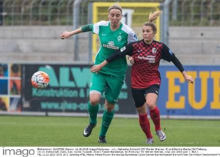 v.li.: Katharina Schiechtl (SV Werder Bremen, 9) und Sandra Starke (SC Freiburg, 13) im Zweikampf, Duell, duel, tackle, Fussball, Allianz Frauen-Bundesliga, SC Freiburg - SV Werder Bremen, xdgx