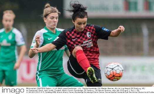 v.li.: Sophie Maierhofer (SV Werder Bremen, 4) und Lina Magull (SC Freiburg, 16) im Zweikampf, Duell, duel, tackle, Fussball, Allianz Frauen-Bundesliga, SC Freiburg - SV Werder Bremen, xdgx
