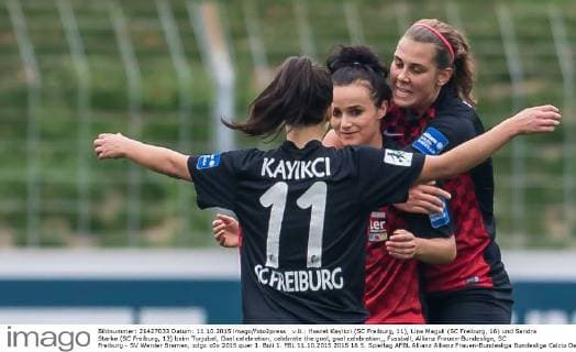 v.li.: Hasret Kayikci (SC Freiburg, 11), Lina Magull (SC Freiburg, 16) und Sandra Starke (SC Freiburg, 13) beim Torjubel, Goal celebration, celebrate the goal, goal celebration,, Fussball, Allianz Frauen-Bundesliga, SC Freiburg - SV Werder Bremen, xdgx