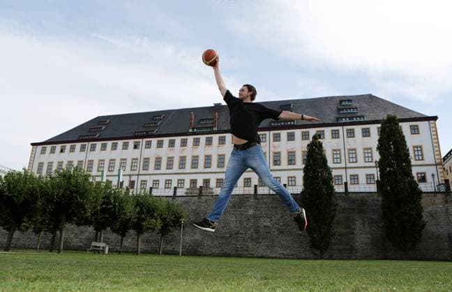 GER, Basketball, Rockets Gotha - Marco Völler 27.08.2015, Gotha, GER, Basketball, 2.Bundesliga, Pro A, Oettinger Rockets Gotha, Porträt Fotoshooting Marco Völler (Sohn von Rudi Völler) im Bild: Marco Völler vor Schloss Friedenstein