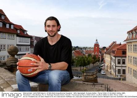 GER, Basketball, Rockets Gotha - Marco Völler 27.08.2015, Gotha, GER, Basketball, 2.Bundesliga, Pro A, Oettinger Rockets Gotha, Porträt Fotoshooting Marco Völler (Sohn von Rudi Völler) im Bild: Marco Völler an der Wasserkunst vor dem Hauptmarkt mit historischem Rathaus