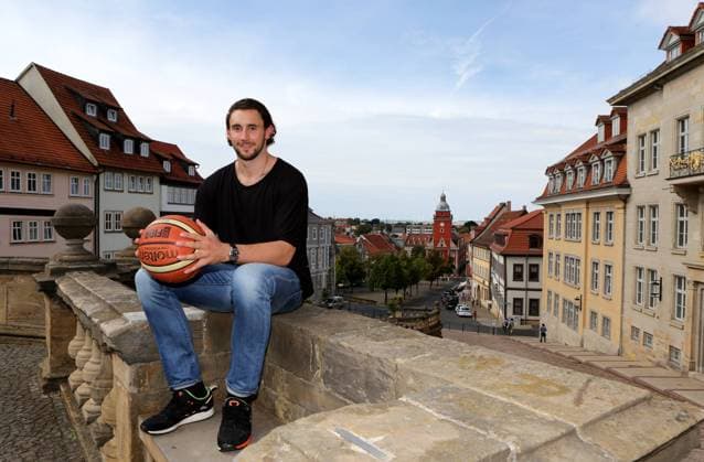 GER, Basketball, Rockets Gotha - Marco Völler 27.08.2015, Gotha, GER, Basketball, 2.Bundesliga, Pro A, Oettinger Rockets Gotha, Porträt Fotoshooting Marco Völler (Sohn von Rudi Völler) im Bild: Marco Völler an der Wasserkunst vor dem Hauptmarkt mit historischem Rathaus