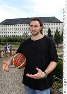 GER, Basketball, Rockets Gotha - Marco Völler 27.08.2015, Gotha, GER, Basketball, 2.Bundesliga, Pro A, Oettinger Rockets Gotha, Porträt Fotoshooting Marco Völler (Sohn von Rudi Völler) im Bild: Marco Völler vor Schloss Friedenstein