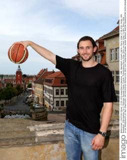 GER, Basketball, Rockets Gotha - Marco Völler 27.08.2015, Gotha, GER, Basketball, 2.Bundesliga, Pro A, Oettinger Rockets Gotha, Porträt Fotoshooting Marco Völler (Sohn von Rudi Völler) im Bild: Marco Völler an der Wasserkunst vor dem Hauptmarkt mit historischem Rathaus