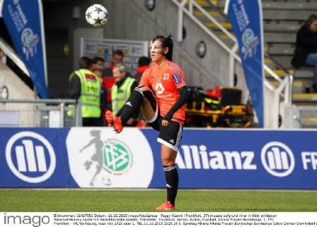 Peggy Kuznik (Frankfurt, 27) musste aufgrund ihrer in Köln erlittenen Nasenverletzung heute mit Gesichtsmaske spielen, Freisteller, Einzelbild, Aktion, Action, Fussball, Allianz Frauen-Bundesliga, 1. FFC Frankfurt - VfL Wolfsburg, xozx