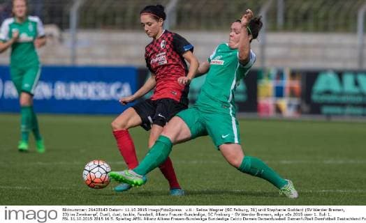 v.li.: Selina Wagner (SC Feiburg, 31) und Stephanie Goddard (SV Werder Bremen, 23) im Zweikampf, Duell, duel, tackle, Fussball, Allianz Frauen-Bundesliga, SC Freiburg - SV Werder Bremen, xdgx