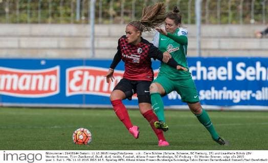 v.li.: Clara Schöne (Schone, Schoene, SC Freiburg, 27) und Lisa-Marie Scholz (SV Werder Bremen, 7) im Zweikampf, Duell, duel, tackle, Fussball, Allianz Frauen-Bundesliga, SC Freiburg - SV Werder Bremen, xdgx