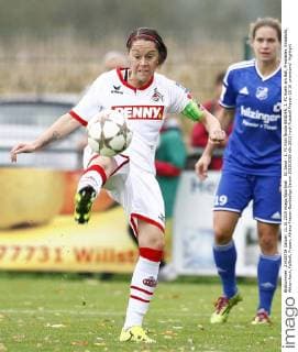 SC Sand - 1. FC Köln Nicole BENDER, 1. FC Koeln am Ball, Freisteller, Einzelbild, Aktion hoch, Fußball, Frauen, Allianz-Frauen-Bundesliga Saison 2015 2016