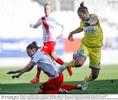 Essen Nicole Billa ( 16, TSG 1899 Hoffenheim) laesst auf dem Weg zum 1:0 Sarah Freutel ( 7, SGS Essen) hinter sich SGS Essen - TSG 1899 Hoffenheim, Frauenfussball, Allianz Frauen-Bundesliga, Spieltag 5, 11.10.2015 Copyright: Deutzmann Eibner-Pressefoto EP_CDN