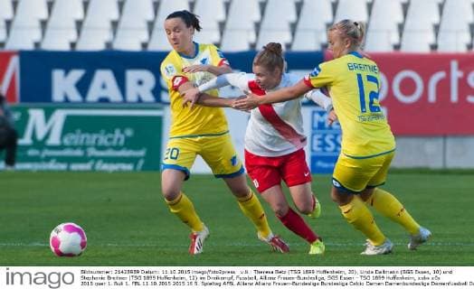 v.li.: Theresa Betz (TSG 1899 Hoffenheim, 20), Linda Dallmann (SGS Essen, 10) und Stephanie Breitner (TSG 1899 Hoffenheim, 12) im Dreikampf, Fussball, Allianz Frauen-Bundesliga, SGS Essen - TSG 1899 Hoffenheim, xobx